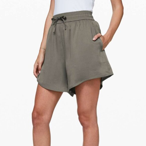Lululemon Feeling Femme Short 5.5" Grey Sage - Picture 7 of 7